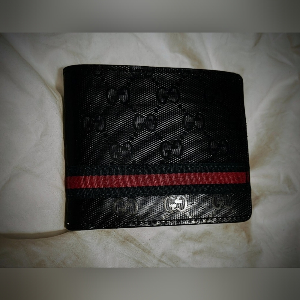 VTG Men's Gucci Black Embossed Leather Bifold Wallet